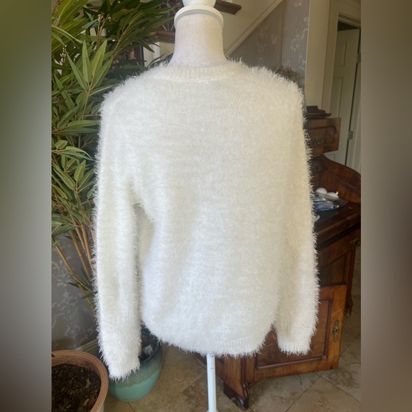 Mudd. Ladies, fuzzy white sweater size medium excellent condition super soft - Picture 4 of 8